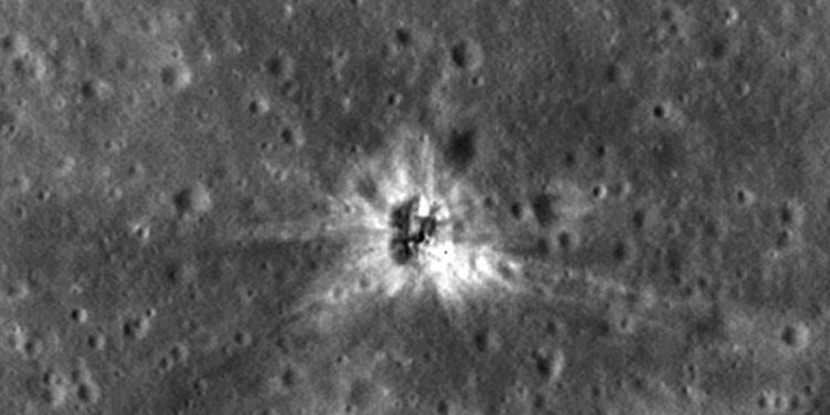 Rus uzay aracı Ay’a çarptı