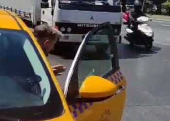 Taksici mesafeyi beğenmedi, yolcuları indirdi