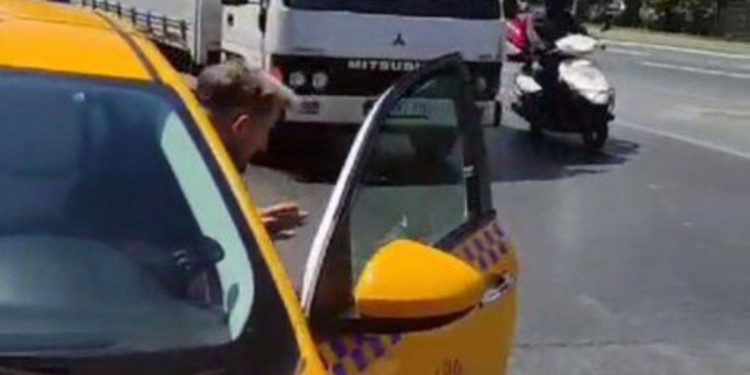 Taksici mesafeyi beğenmedi, yolcuları indirdi