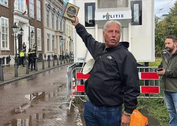 Hollanda’da polis korumasında Kur’an’a bir saldırı daha