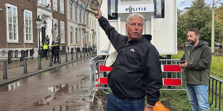 Hollanda’da polis korumasında Kur’an’a bir saldırı daha