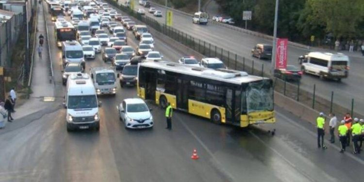 İETT otobüsü kazası trafiği felç etti