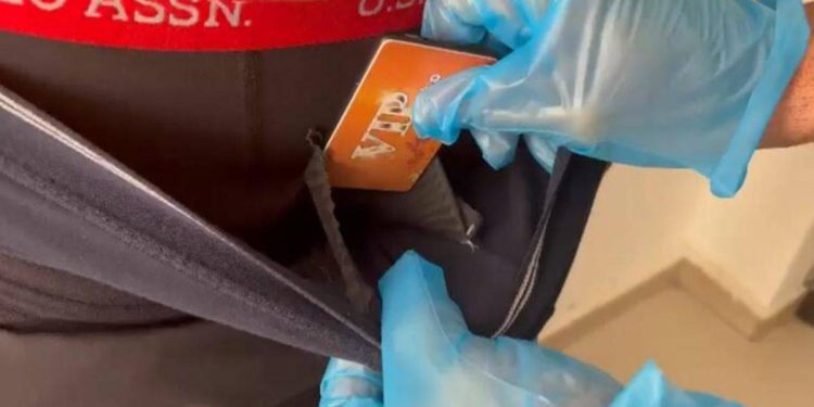 Ehliyet sınavında kopya çekerken yakalandı