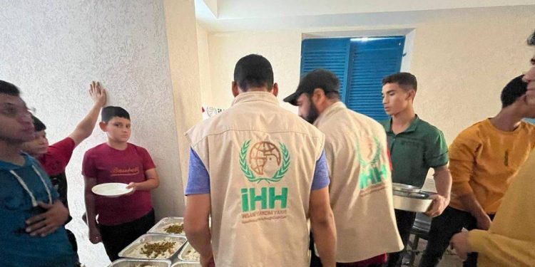 İHH, Gazze’de sıcak yemek dağıtımlarına devam ediyor