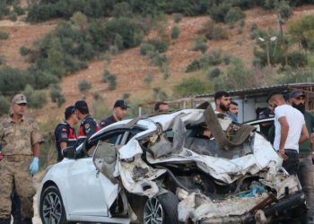 Kamyon 3 aracı ezdi: 6 ölü, 17 yaralı