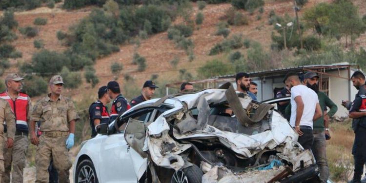 Kamyon 3 aracı ezdi: 6 ölü, 17 yaralı