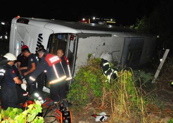 Manisa’da yolcu otobüsü üzüm bağına uçtu: 15 yaralı