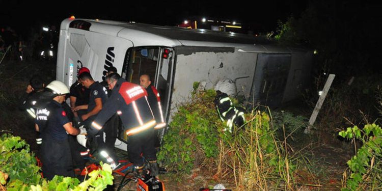 Manisa’da yolcu otobüsü üzüm bağına uçtu: 15 yaralı