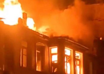 Satın alındıktan sonra define aranan bina yandı