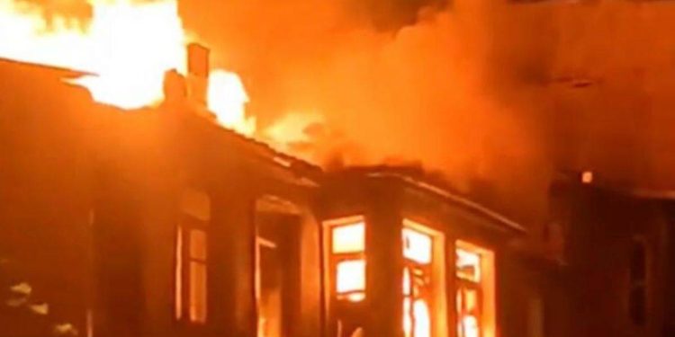 Satın alındıktan sonra define aranan bina yandı