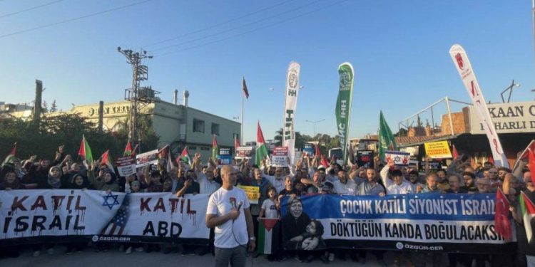 İncirlik Üssü önünde protesto: Katil İsrail Katil ABD!