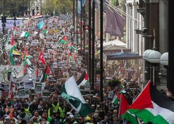 İngiltere’de İsrail saldırısı altındaki Filistin’in bayrağını taşıyan kadına saldırı