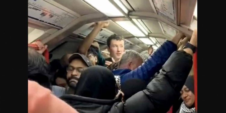 Metroda Filistinliler için dua isteyen makinist görevden uzaklaştırıldı