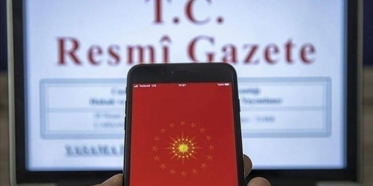 Üniversitelilere cep telefonu, bilgisayar ve internet desteği kararı