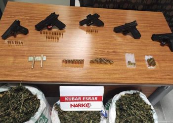 Uyuşturucu ile mücadelede plaket verilen kişinin evinden 33 kilo uyuşturucu çıktı